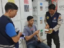 Libatkan Si Dokkes Polres Pamekasan Beri Layanan Kesehatan Cuma-cuma bagi Petugas KPPS