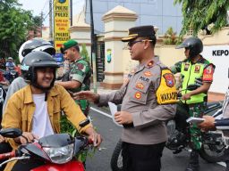 Operasi Keselamatan Semeru, Polres Pamekasan Bagikan Brosur Kamseltibcarlantas
