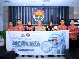 Beri Reward, Kadiv Humas Polri Berangkatkan Tujuh Anggota Umroh