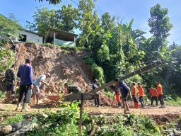 Kompaknya TNI - Polri dan Warga Saat Bersihkan Tanah Longsor di Magetan