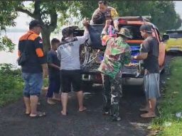 TNI-POLRI dan BPBD Mojokerto Evakuasi Korban Banjir
