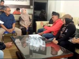Tak Puas Jawaban KPU Surabaya, AMI Orasi di Depan Kantor Bawaslu 