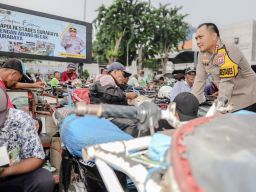 Kapolrestabes Surabaya Sarapan Bareng dan Berbagi Sembako dengan Abang Becak