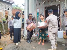 Warga Terdampak Tanah Longsor di Kediri Dapat Bantuan Bantuan Polisi
