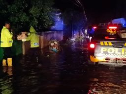 Timsar Gabungan TNI-POLRI Evakuasi Korban Banjir Dringu Probolinggo