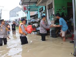 Banjir Belum Surut, Polres Bojonegoro Pantau Tinggi Muka Air Sungai Bengawan Solo 