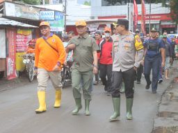 Forkopimda Probolinggo Gotong Royong Bersihkan Material Banjir Dringu