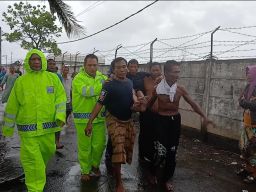 Perahu Dihantam Ombak, Tiga Orang Nelayan Diselamatkan Satpolairud Situbondo 