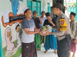 Ramadan 1445 H, Polres Pamekasan Bagikan Al-Qur'an Door to Door Kesejumlah Tempat Ibadah