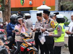 Operasi Keselamatan Semeru 2024 Polres Jember juga Bagikan Takjil