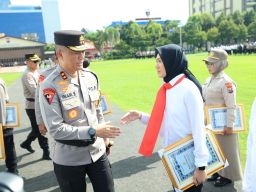 35 Anggota Berprestasi Dapat Penghargaan Kapolda Jatim