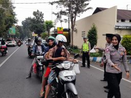 Melalui Takjil Polres Bondowoso  Edukasi Pengendara Tertib Lalu Lintas