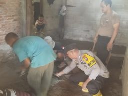 Kolaborasi dengan "Petarung Kehidupan" Polres Pacitan Renovasi Dapur Penyandang Cacat
