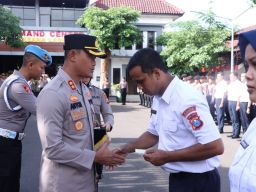 97 PHL Polres Ponorogo Menerima Kartu BPJS Ketenagakerjaan 