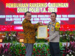 Kadivhumas Polri Irjen Pol Sandi Nugroho Terima Sertifikat ISO 9001:2015