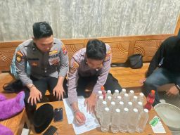 Operasi Pekat Puluhan Botol Miras Diamankan Polres Situbondo 
