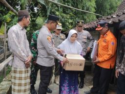 Polisi dan BPBD Tuban Salurkan Bantuan bagi Warga Terdampak Gempa