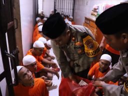 Polres Pelabuhan Tanjung Perak  Buka Bersama dengan Tahanan