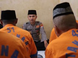 Tahanan Polres Lumajang Dapat Bimbingan Rohani Sepanjang Ramadan
