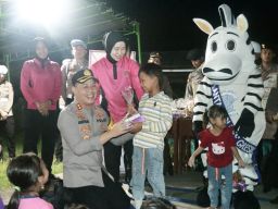 Kapolres Gresik Hibur Anak-Anak Korban Gempa di Pulau Bawean 