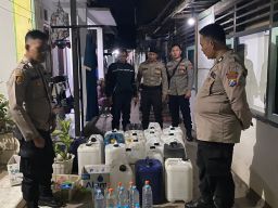 Puluhan Jerigen Isi Arak Diamankan Saat Operasi Pekat Semeru
