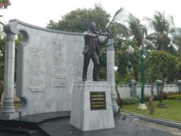 Ini Langkah DLH Surabaya Cegah Bau Sampah bagi Peziarah Makam Pahlawan Nasional WR Supratman 