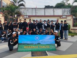 Aliansi Madura Perantau Berbagi Takjil di Depan Mapolsek Gresik 