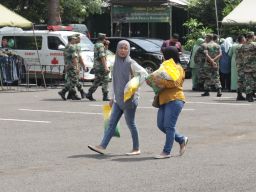 Masyarakat Serbu Bazar Murah di Kodam V Brawijaya 
