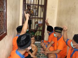 Polres Batu Buka Puasa Bersama Tahanan, Pecel Khas Banyuangi jadi Hidangan