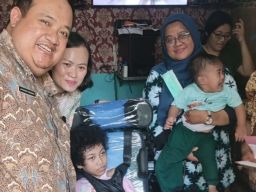 Pemkot Surabaya Bantu Penyandang Disabilitas Kursi Roda