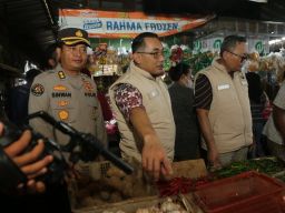 Pastikan Harga Bapokting Stabil, Satgas Pangan Polda Jatim Terjun ke Sejumlah Pasar