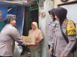 Polwan Bagikan Bansos Secara Door to Door, Sasar Lansia dan Masyarakat Kurang Mampu 