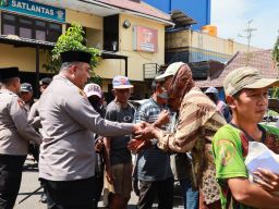 Bakti Sosial, Polres Pelabuhan Tanjung Perak Bagikan Sembako ke Kuli Panggul dan Abang Becak