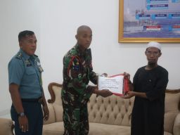 Satdik - 2 Kodiklatal Serahkan Zakat Fitrah Melalui Amil Zakat Masjid Hidayatullah