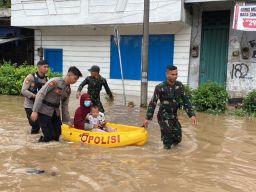 Sinergitas TNI-Polri Evakuasi Korban Banjir Pasuruan 