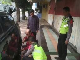 Sigap, Polisi Bantu Pemudik yang Mengalami Ban Bocor 
