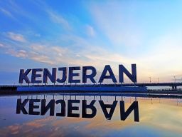 Libur Lebaran, Ribuan Wisatawan Padati THP Kenjeran Surabaya 