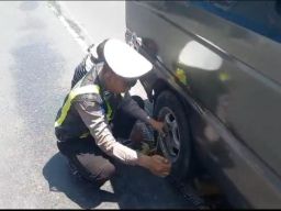 Petugas Posyan Pujahito Nganjuk Bantu Ban Pecah Pemudik