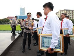47 Anggota Berprestasi Mendapatkan Penghargaan Kapolda Jatim 