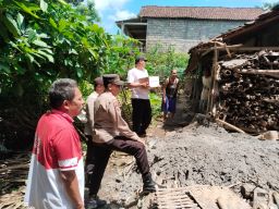 Terdampak Hujan Lebat, Polisi Salurkan Bantuan kepada Warga 
