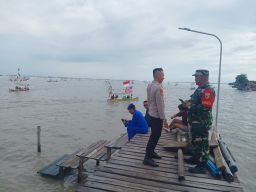 Masyarakat Bangkalan Rayakan Lebaran Ketupat di Tengah Laut, Polisi Siagakan Pengamanan