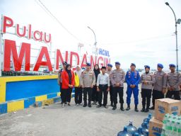 Ditpolairud Polda Jatim Gelar Program Unggulan Baharkam Polri di Pulau Mandangin