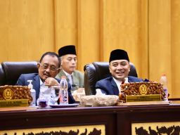 Hadir Bersama Armuji di Sidang Paripurna, Eri Cahyadi: Kita Ini Pasangan Sejati 