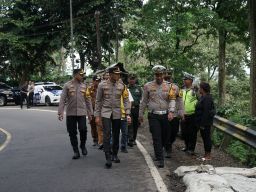 Retak Parah, Kapolres Jember Cek Jalan Lintas Gumitir 