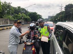 Kampanye Simpatik Polisi Berbagi Coklat 