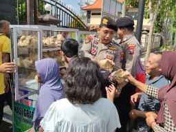 Jumat Berkah, Polisi Sediakan Etalase Hidangan Gratis 