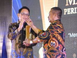 Terima PWI Jatim Award, Pj Gubernur Jatim : Dukung Sepenuhnya Kegiatan Pers