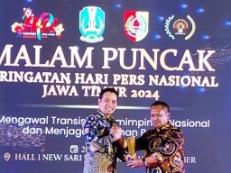 LaNyalla Terima Special Award dari PWI Jatim