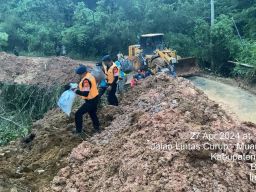 Dua Hari Tertimbun Longsor, Akses Jalan Kelurahan Rimbo Berhasil Dibuka