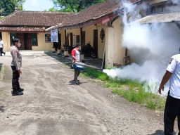 Cegah DBD Polisi Lakukan Fogging 